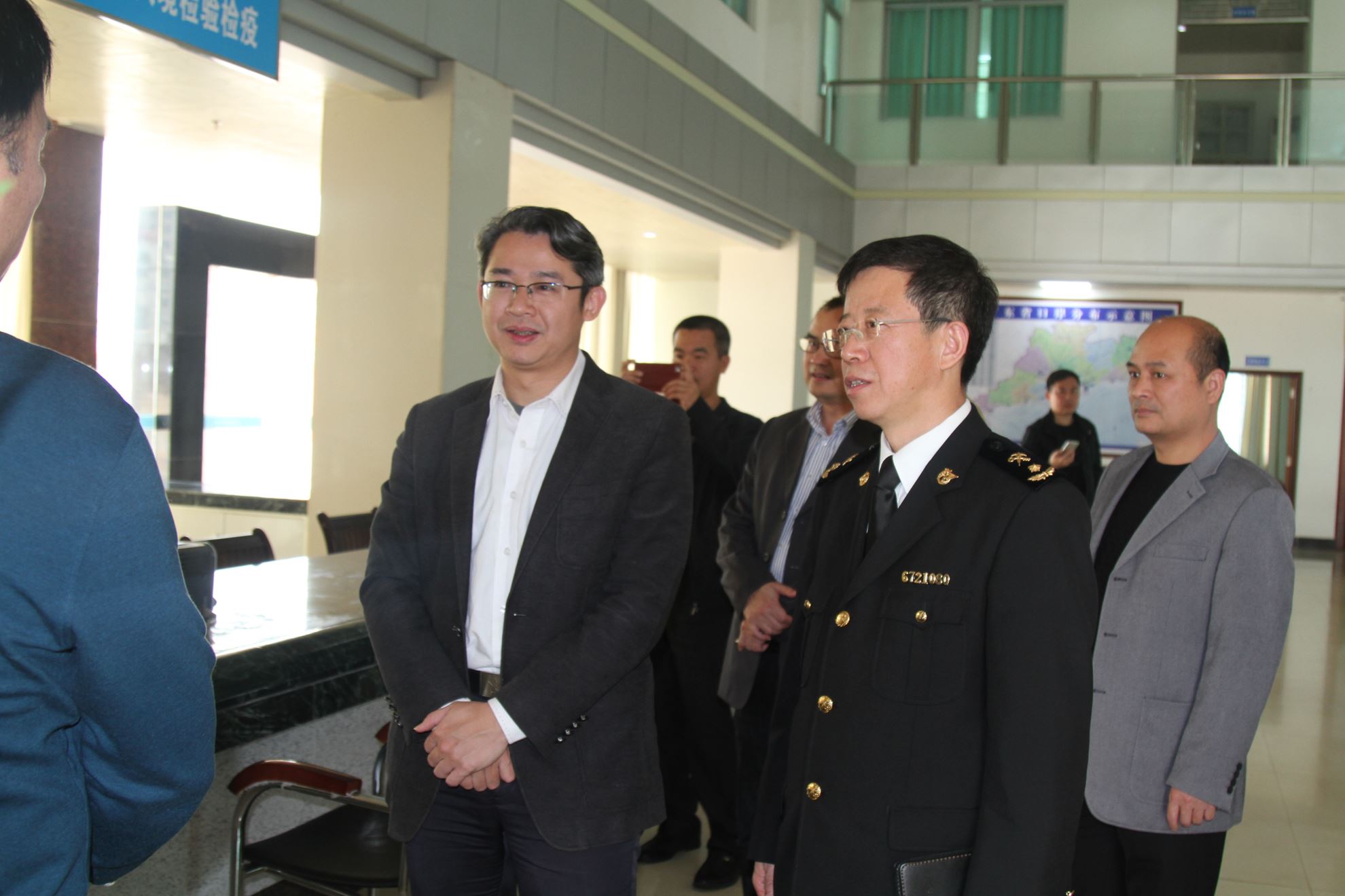 湛江市奋勇高新区 - 邹勇兵带队拜会徐闻海关 加强